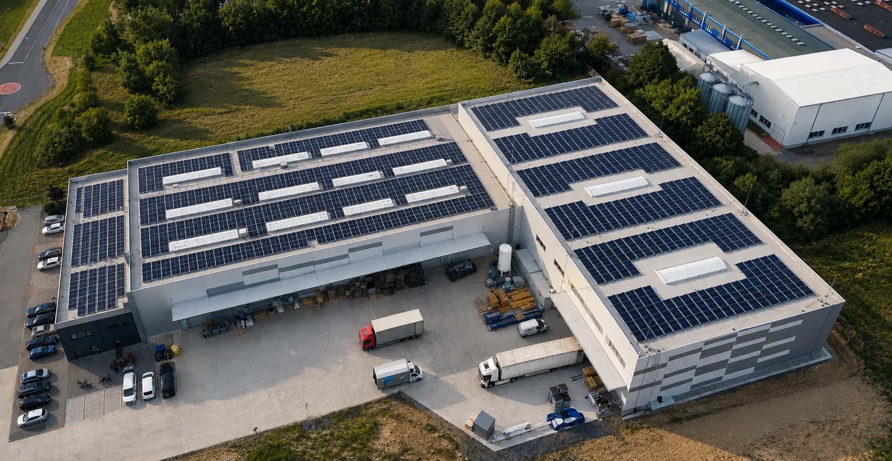 Střecha komerční budovy pokrytá fotovoltaickými panely